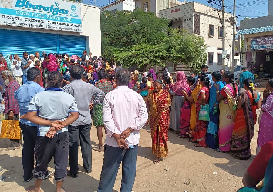 ಕೊಪ್ಪಳದಲ್ಲಿ ಗುರುವಾರ ಗ್ಯಾಸ್‌ ಎಜೆನ್ಸಿ ಎದುರು ಜನ ಸೇರಿದ್ದ ಚಿತ್ರಣ