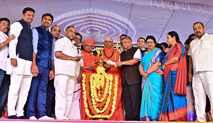 ಅಖಿಲ ಭಾರತ ವೀರಶೈವ ಲಿಂಗಾಯತ ಮಹಾಸಭಾದ ಅಧಿವೇಶನದ ಅಂಗವಾಗಿ ಆಯೋಜಿಸಿದ್ದ ಧಾರ್ಮಿಕ ಅಧಿವೇಶನವನ್ನು ವಿಧಾನಪರಿಷತ್ ಸದಸ್ಯ ಜಗದೀಶ ಶೆಟ್ಟರ್ ಹಾಗೂ ಜ್ಞಾನಸಿಂಹಾಸನ ಕಾಶಿ ಪೀಠದ ಚಂದ್ರಶೇಖರ ಶಿವಾಚಾರ್ಯ ಸ್ವಾಮೀಜಿ ಉದ್ಘಾಟಿಸಿದರು