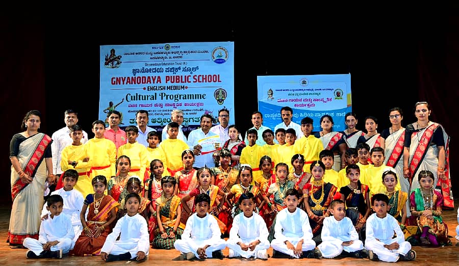 ಬಸವಕಲ್ಯಾಣದಲ್ಲಿ ತಾಲ್ಲೂಕು ಆಡಳಿತದಿಂದ ಮಂಗಳವಾರ ನಡೆದ ಸಾಂಸ್ಕೃತಿಕ ಕಾರ್ಯಕ್ರಮದಲ್ಲಿ ರಾಷ್ಟ್ರಕವಿ ಕುವೆಂಪು ಶಾಲೆಯ ಮಕ್ಕಳಿಗೆ ಪ್ರಮಾಣಪತ್ರ ವಿತರಿಸಲಾಯಿತು