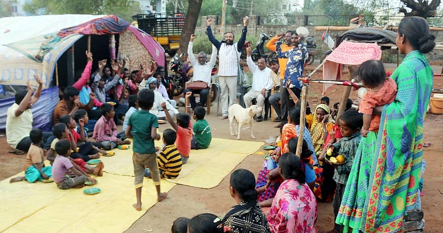 ಬೀದರ್ನ ಅಲೆಮಾರಿ ಕಾಲೊನಿಯಲ್ಲಿ ಶುಕ್ರವಾರ ಜನಜಾಗೃತಿ ಮೂಡಿಸಲಾಯಿತು