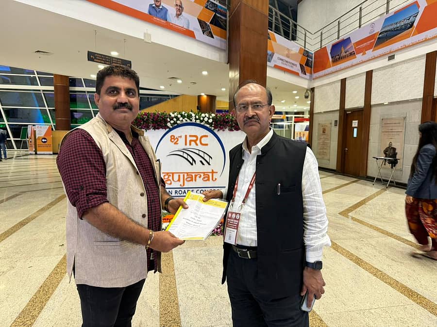 <div class="paragraphs"><p>ಮೂಲ್ಕಿಯ ರಾಷ್ಟ್ರೀಯ ಹೆದ್ದಾರಿಯ ಅಪಾಯಕಾರಿ ಜಂಕ್ಷನ್ನ ಸಮಸ್ಯೆ ನಿವಾರಿಸಬೇಕು ಎಂದು ಜೀವನ್ ಶೆಟ್ಟಿ ಮನವಿ ಸಲ್ಲಿಸಿದರು</p></div>