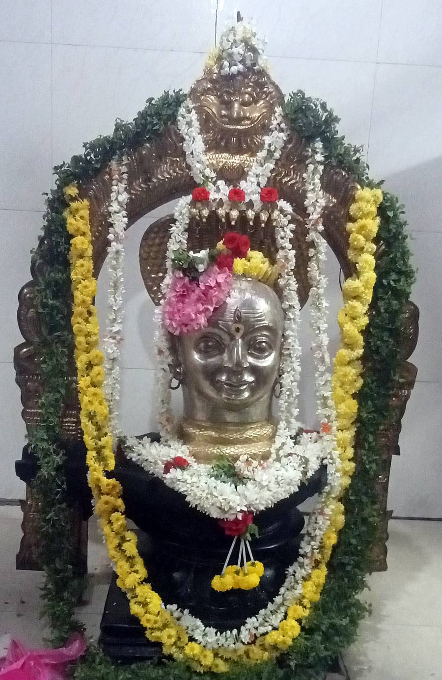 ಶ್ರೀರಂಗಪಟ್ಟಣದ ಐತಿಹಾಸಿ ಜ್ಯೋತಿರ್‌ ಮಹೇಶ್ವರಸ್ವಾಮಿ ದೇವಾಲಯದಲ್ಲಿ ಕಡೇ ಕಾರ್ತಿಕ ಸೋಮವಾರದ ನಿಮಿತ್ತ ಈಶ್ವರನ ಮೂರ್ತಿಗೆ ವಿಶೇಷ ಅಲಂಕಾರ ಮಾಡಿ ಪೂಜಿಸಲಾಯಿತು