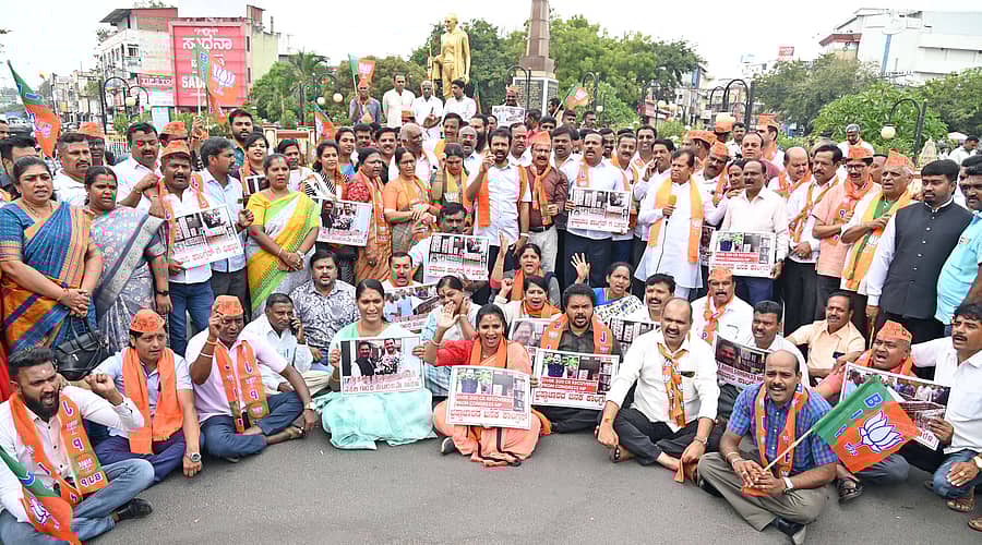 ಜಾರ್ಖಂಡ್ನ ಕಾಂಗ್ರೆಸ್ ಸಂಸದ ಧೀರಜ್ ಸಾಹು ಅವರನ್ನು ಕೂಡಲೇ ಬಂಧಿಸಬೇಕೆಂದು ಒತ್ತಾಯಿಸಿ ಬಿಜೆಪಿ ನಗರ ಹಾಗೂ ಗ್ರಾಮಾಂತರ ಘಟಕದ ಕಾರ್ಯಕರ್ತರು ಮೈಸೂರಿನ ಗಾಂಧಿ ವೃತ್ತದಲ್ಲಿ ಸೋಮವಾರ ಪ್ರತಿಭಟನೆ ನಡೆಸಿದರು –ಪ್ರಜಾವಾಣಿ ಚಿತ್ರ