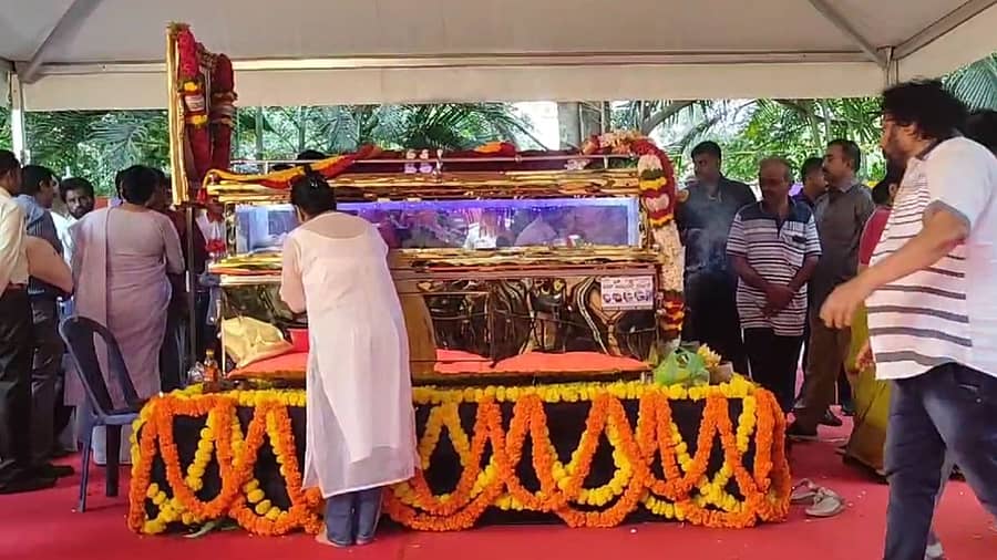 <div class="paragraphs"><p>ರವೀಂದ್ರ ಕಲಾಕ್ಷೇತ್ರದಲ್ಲಿ ಹಿರಿಯ ನಟಿ ಲೀಲಾವತಿ ಅಂತಿಮ ದರ್ಶನ</p><p></p></div>