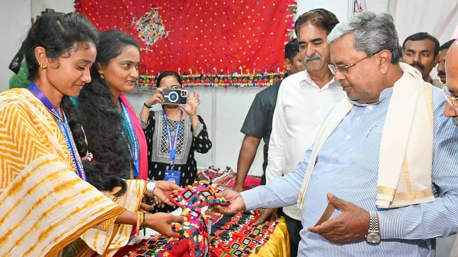 <div class="paragraphs"><p>ಮಹಿಳಾ ಸ್ವಸಹಾಯ ಸಂಘಗಳ ಉತ್ಪನ್ನಗಳ ವಸ್ತುಪ್ರದರ್ಶನ ಮತ್ತು ಮಾರಾಟ ಮೇಳಕ್ಕೆ ಮುಖ್ಯಮಂತ್ರಿ ಸಿದ್ದರಾಮಯ್ಯ ಚಾಲನೆ ನೀಡಿದರು</p></div>