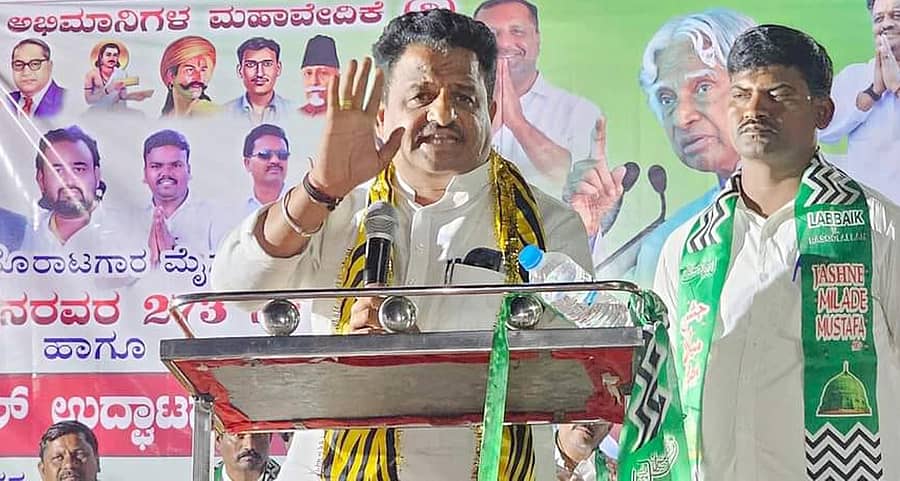 ಸಿಂದಗಿ ತಾಲ್ಲೂಕು ಗುಬ್ಬೇವಾಡ ಗ್ರಾಮದ ಬಸ್ ನಿಲ್ದಾಣದ ಬಳಿ ಶನಿವಾರ ಟಿಪ್ಪು ಸುಲ್ತಾನ ಅಭಿಮಾನಿಗಳ ಮಹಾವೇದಿಕೆ ಹಮ್ಮಿಕೊಂಡಿದ್ದ ಟಿಪ್ಪು ಸುಲ್ತಾನ್ ಜಯಂತ್ಯುತ್ಸವ ಹಾಗೂ ಟಿಪ್ಪು ಸುಲ್ತಾನ ವೃತ್ತದ ಉದ್ಘಾಟನಾ ಸಮಾರಂಭದಲ್ಲಿ ಶಾಸಕ ಅಶೋಕ ಮನಗೂಳಿ ಮಾತನಾಡಿದರು