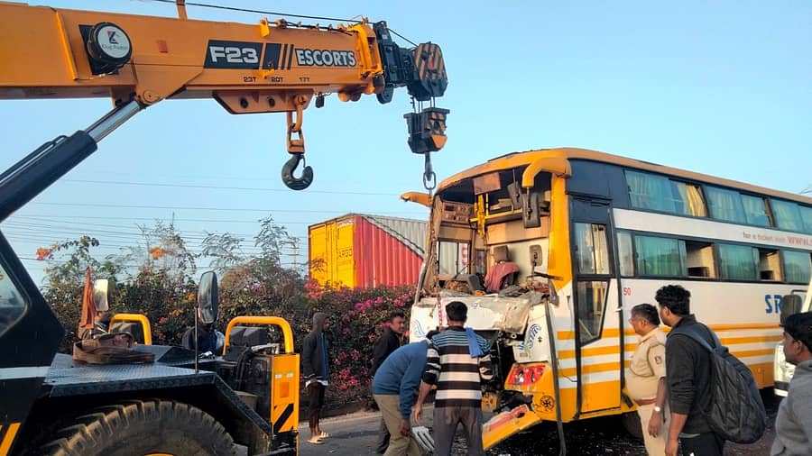 ನೆಲಮಂಗಲ ತಾಲ್ಲೂಕಿನ ತೊಣಚಿನಗುಪ್ಪೆ ಎಂಬಲ್ಲಿ ನಡೆದ ಅಪಘಾತದಲ್ಲಿ ನಜ್ಜುಗುಜ್ಜಾದ ಬಸ್ ಅನ್ನು ಕ್ರೇನ್ ಸಹಾಯದಿಂದ ತೆರವು ಮಾಡಲಾಯಿತು.