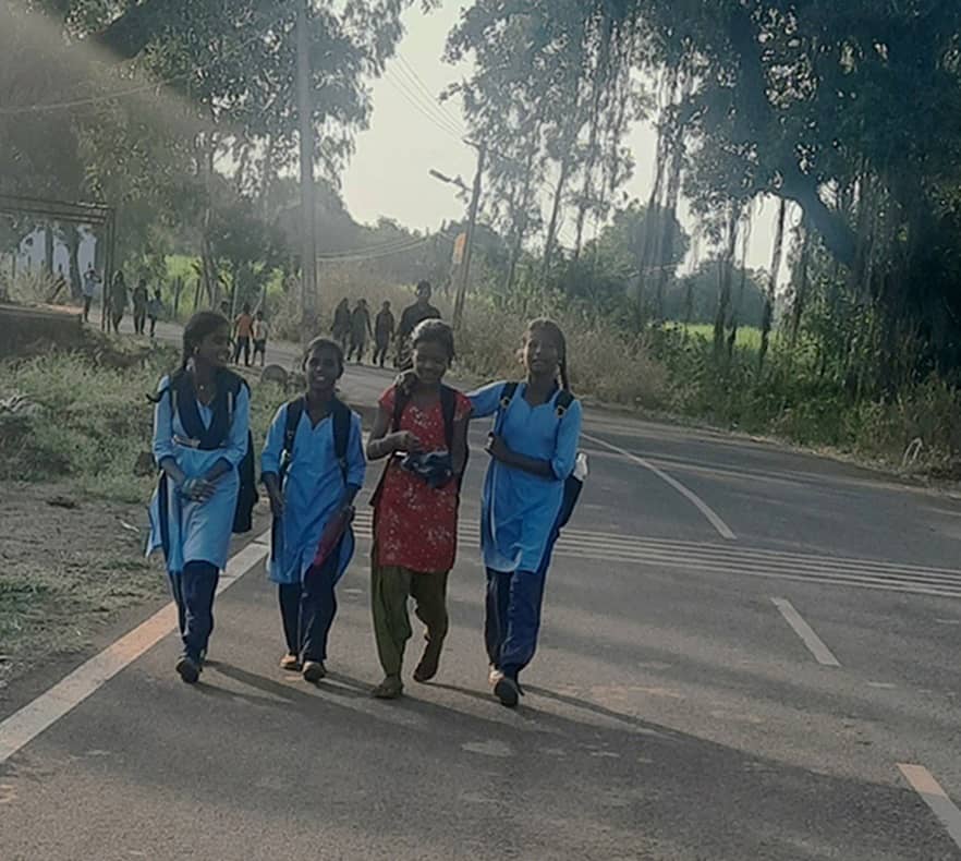 ಚಿಟಗುಪ್ಪ ತಾಲ್ಲೂಕಿನ ರಾಮಪುರ ಗ್ರಾಮದ ವಿದ್ಯಾರ್ಥಿನಿಯರು ಬಸ್‌ ಸೌಲಭ್ಯ ಇಲ್ಲದ ಕಾರಣ ಶಾಲೆಗೆ ನಡೆದುಕೊಂಡು ಹೋಗುತ್ತಿರುವುದು