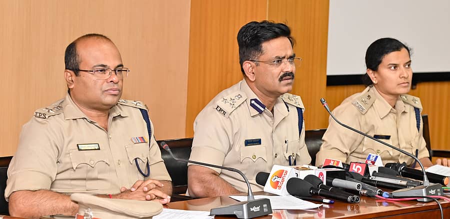 ಪತ್ರಿಕಾಗೋಷ್ಠಿಯಲ್ಲಿ ನಗರ ಪೊಲೀಸ್ ಆಯುಕ್ತ ರಮೇಶ್ ಬಾನೋತ್ ಮಾತನಾಡಿದರು. ಡಿಸಿಪಿಗಳಾದ ಎಂ.ಮುತ್ತುರಾಜ್ ಹಾಗೂ ಎಸ್.ಜಾಹ್ನವಿ ಭಾಗವಹಿಸಿದರು– ಪ್ರಜಾವಾಣಿ ಚಿತ್ರ