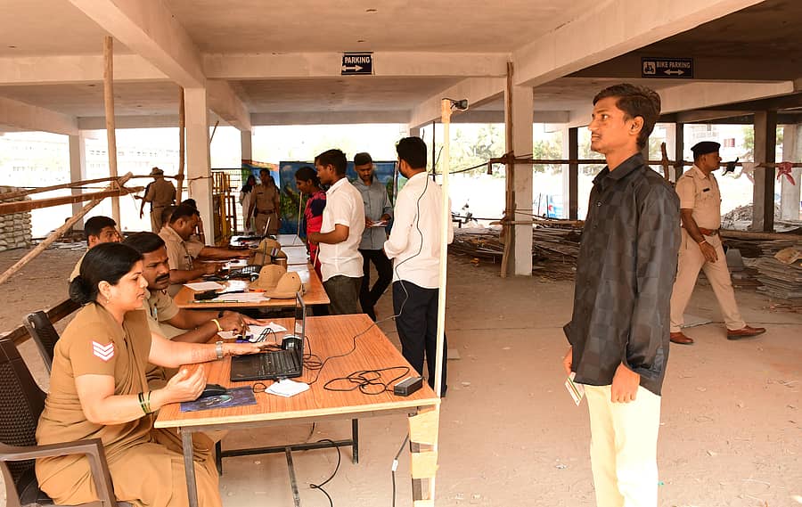 ಕಲಬುರಗಿಯಲ್ಲಿ ಭಾನುವಾರ ನಡೆದ ಸಿವಿಲ್ ಪೊಲೀಸ್ ಕಾನ್ಸ್ಟೆಬಲ್ ಲಿಖಿತ ಪರೀಕ್ಷಾ ಕೇಂದ್ರದ ಮುಂದೆ ಅಭ್ಯರ್ಥಿಗಳ ತಪಾಸಣೆ ನಡೆಸಿದ ಪೊಲೀಸ್ ಸಿಬ್ಬಂದಿ