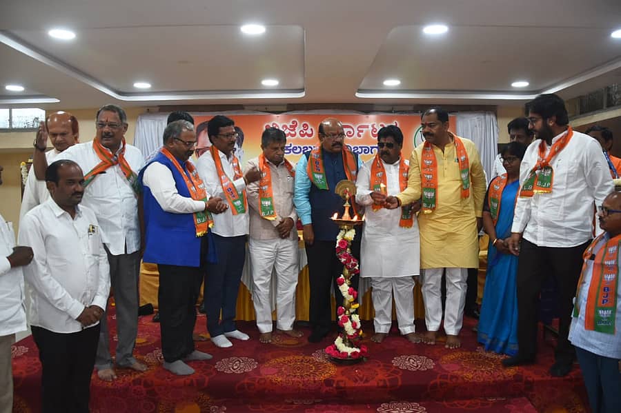 ಕಲಬುರಗಿಯಲ್ಲಿ ಶುಕ್ರವಾರ ನಡೆದ ಪ್ರಶಿಕ್ಷಣ ವರ್ಗ ಕಾರ್ಯಾಗಾರವನ್ನು ಬಿಜೆಪಿ ರಾಜ್ಯ ಘಟಕದ ಉಪಾಧ್ಯಕ್ಷ ಮಾಲೀಕಯ್ಯ ಗುತ್ತೇದಾರ ಉದ್ಘಾಟಿಸಿದರು. ಪಕ್ಷದ ಮುಖಂಡರು ಇದ್ದರು