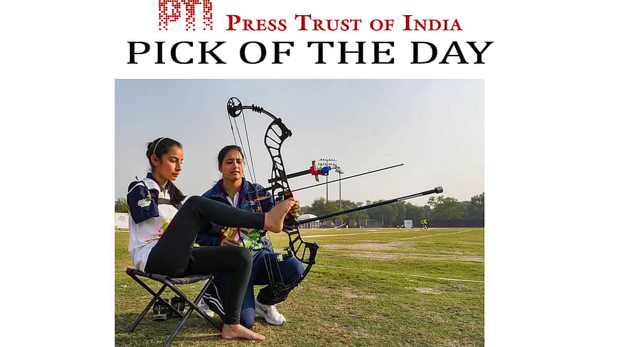 ನವದೆಹಲಿಯಲ್ಲಿ ಶನಿವಾರ ಖೇಲೊ ಇಂಡಿಯಾ ಪ್ಯಾರಾ ಗೇಮ್ಸ್ ಸಂದರ್ಭದಲ್ಲಿ ಜಮ್ಮು ಮತ್ತು ಕಾಶ್ಮೀರದ ಆರ್ಚರಿ ಸ್ಪರ್ಧಿ ಶೀತಲ್ ದೇವಿ ಅವರು ತಮ್ಮ ಕೋಚ್ ಅಭಿಲಾಷಾ ಚೌಧರಿ ಅವರೊಂದಿಗೆ ಪೋಸ್ ನೀಡಿದರು.
ಪಿಟಿಐ ಚಿತ್ರ