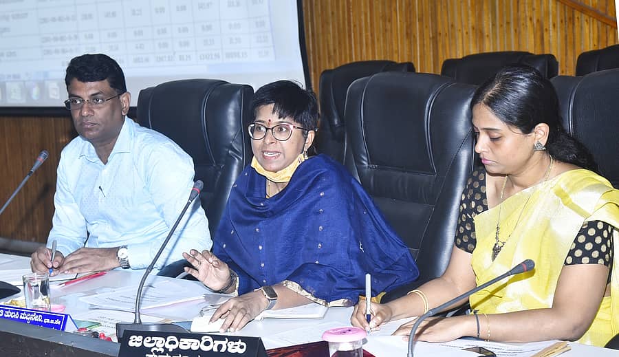 ತುಮಕೂರು ಜಿ.ಪಂ ಕಚೇರಿಯಲ್ಲಿ ಸೋಮವಾರ ನಡೆದ ಕೆಡಿಪಿ ಸಭೆಯಲ್ಲಿ ಜಿಲ್ಲಾ ಉಸ್ತುವಾರಿ ಕಾರ್ಯದರ್ಶಿ ತುಳಸಿ ಮದ್ದಿನೇನಿ ಮಾತನಾಡಿದರು. ಜಿ.ಪಂ ಸಿಇಒ ಜಿ.ಪ್ರಭು, ಜಿಲ್ಲಾಧಿಕಾರಿ ಶುಭಾ ಕಲ್ಯಾಣ್‌ ಹಾಜರಿದ್ದರು
