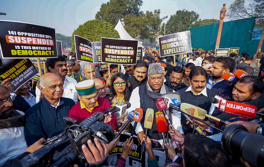 <div class="paragraphs"><p>ಸಂಸದರ ಅಮಾನತು ವಿರುದ್ಧ ದೆಹಲಿಯ ವಿಜಯ ಚೌಕ್ನಲ್ಲಿ ಪ್ರತಿಭಟನೆ ನಡೆಸಿದ ವೇಳೆ ರಾಜ್ಯಸಭೆಯಲ್ಲಿ ಪ್ರತಿಪಕ್ಷಗಳ ನಾಯಕ ಮಲ್ಲಿಕಾರ್ಜುನ ಖರ್ಗೆ ಸುದ್ದಿಗಾರರ ಜತೆ ಮಾತನಾಡಿದರು.</p></div>