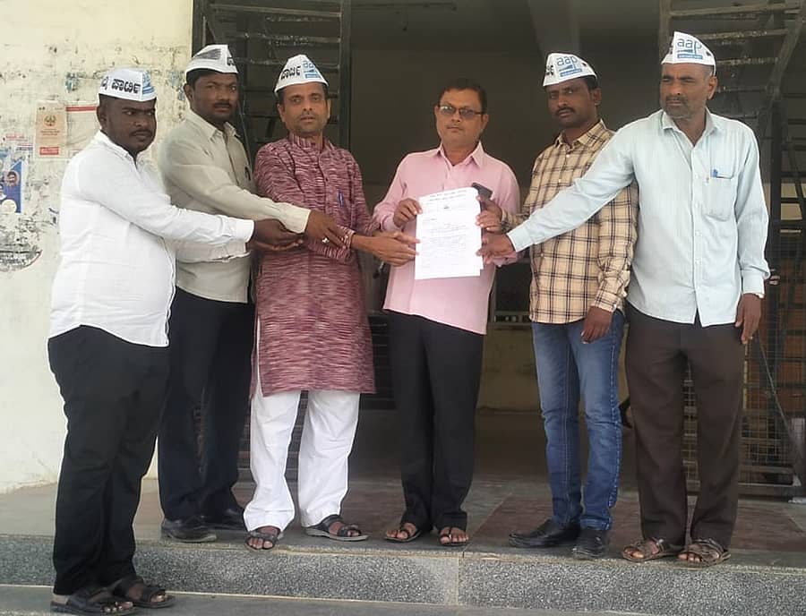 ಸುರಪುರದಲ್ಲಿ ಶುಕ್ರವಾರ ಆಮ್ ಆದ್ಮಿ ಪಕ್ಷದ ಮುಖಂಡರು ತಹಶೀಲ್ದಾರ್ಗೆ ಮನವಿ ಸಲ್ಲಿಸಿದರು