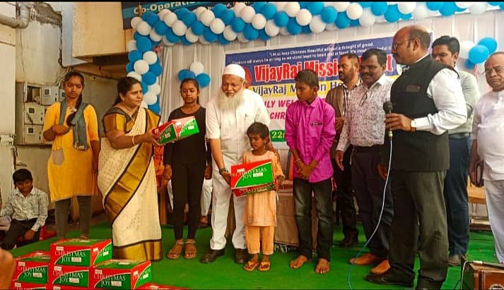 ಬೀದರ್ ನಗರದಲ್ಲಿ ವಿಜಯರಾಜ ಮಿಷನ್ ಟ್ರಸ್ಟ್ ವತಿಯಿಂದ ಬಡ ಮಕ್ಕಳಿಗೆ ಬಟ್ಟೆ ವಿತರಣೆ ಮಾಡಲಾಯಿತು