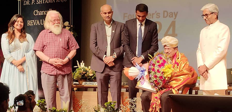 ಕಾರ್ಯಕ್ರಮದಲ್ಲಿ ಅನಂತನಾಗ್ ಅವರಿಗೆ ‘ರೇವಾ ಜೀವಮಾನ ಸಾಧನೆ’ ಪ್ರಶಸ್ತಿ ಪ್ರದಾನ ಮಾಡಲಾಯಿತು. ನಂಬಿ ನಾರಾಯಣನ್, ಅನುಶ್ರೀ, ಪಿ. ಶ್ಯಾಮರಾಜು, ಎಂ. ಧನಂಜಯ, ಸಹಕುಲಪತಿ ಉಮೇಶ್ ಎಸ್. ರಾಜು ಭಾಗವಹಿಸಿದ್ದರು.