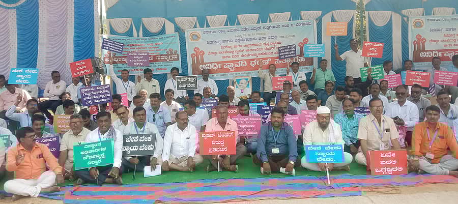 ಶಿವಮೊಗ್ಗದ ಮೆಸ್ಕಾಂ ಕಚೇರಿ ಎದುರು ವಿದ್ಯುತ್ ಗುತ್ತಿಗೆದಾರರು ಪ್ರತಿಭಟನೆ ನಡೆಸಿದರು