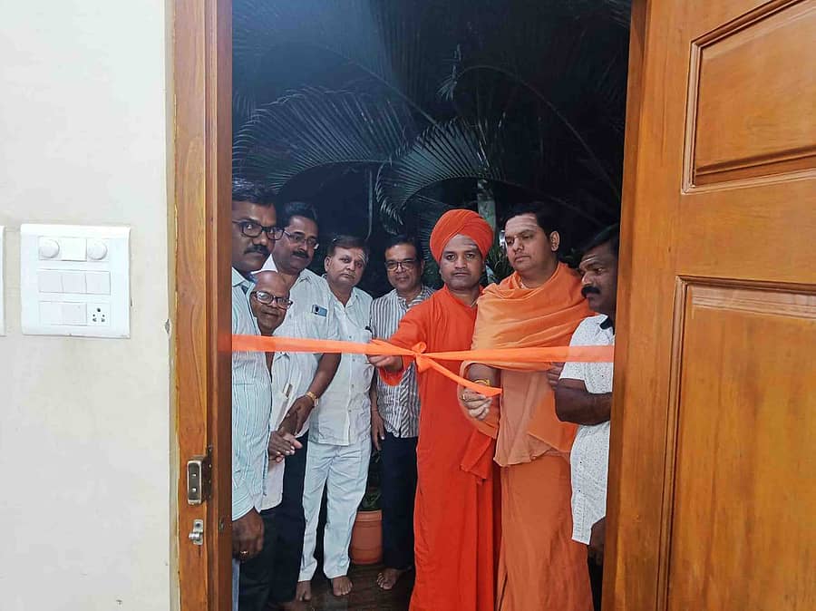 ಅಕ್ಕಿಆಲೂರಿನಲ್ಲಿ ಜಿಗಳಿಕೊಪ್ಪದ ನೂತನ ಮಾರುತಿ ದೇವಸ್ಥಾನ ಉದ್ಘಾಟನೆ, ಕಳಸಾರೋಹಣ ಸೇರಿದಂತೆ ಇತರ ಧಾರ್ಮಿಕ ಸಮಾರಂಭಗಳ ಕಾರ್ಯಾಲಯವನ್ನು ಶಿವಬಸವ ಸ್ವಾಮೀಜಿ ಉದ್ಘಾಟಿಸಿದರು. ಚಂದ್ರಶೇಖರ ಸ್ವಾಮೀಜಿ ಉಪಸ್ಥಿತರಿದ್ದರು