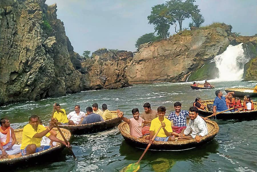 ಹನೂರು ತಾಲ್ಲೂಕಿನ ಹೊಗೆನಕಲ್‌ ಜಲಪಾತದ ಬಳಿ ತೆಪ್ಪದಲ್ಲಿ ಸಾಗುತ್ತಿರುವ ಪ್ರವಾಸಿಗರು