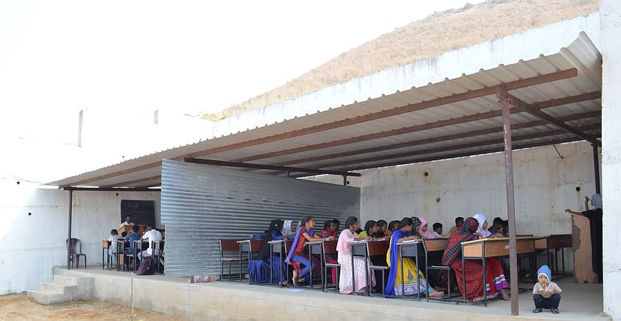 ಹರಪನಹಳ್ಳಿ ಪಟ್ಟಣದ ಅಲ್ಪಸಂಖ್ಯಾತರ ಕಲ್ಯಾಣ ಇಲಾಖೆ ಮೊರಾರ್ಜಿ ದೇಸಾಯಿ ವಸತಿ ಶಾಲೆಯ ತರಗತಿಗಳನ್ನು ತಗಡಿನ ಶೆಡ್ನಲ್ಲಿ ನಡೆಸುತ್ತಿರುವುದು