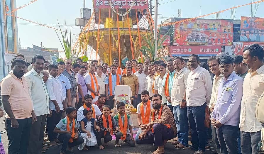 ಮೂಡಲಗಿಯಲ್ಲಿ ಕಲ್ಮೇಶ್ವರಬೋಧ ಸ್ವಾಮಿಗಳ 119ನೇ ಜಯಂತಿಯನ್ನು ಭಕ್ತರು ಭಾನುವಾರ ಆಚರಿಸಿದರು