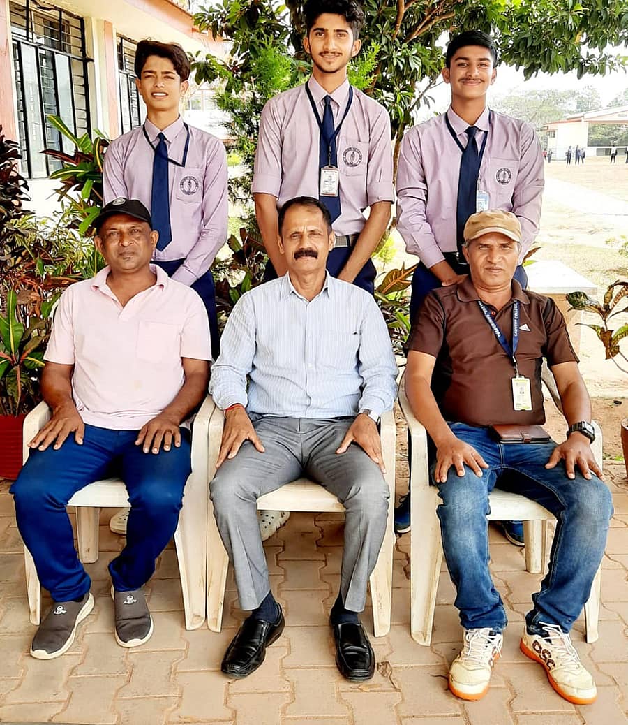 ರಾಷ್ಟ್ರೀಯ ಫ್ಲೋರ್ಬಾಲ್ ಚಾಂಪಿಯನ್ ಷಿಪ್ಗೆ ಆಯ್ಕೆಯಾದ ಗೋಣಿಕೊಪ್ಪಲು ಕಾವೇರಿ ಕಾಲೇಜಿನ ವಿದ್ಯಾರ್ಥಿಗಳೊಂದಿಗೆ ಪ್ರಾಂಶುಪಾಲ ಎಸ್.ಎಸ್, ಮಾದಯ್ಯ, ದೈಹಿಕ ಶಿಕ್ಷಣ ನಿರ್ದೇಶಕ ಮಲ್ಲಮಾಡ ಸಂತೋಷ್ ಪಾಲ್ಗೊಂಡಿದ್ದಾರೆ