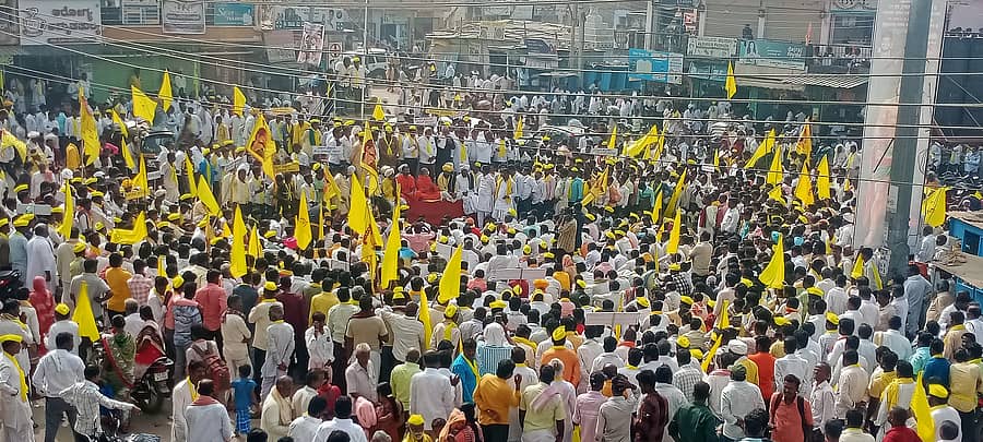 ಪರಿಶಿಷ್ಟ ಪಂಗಡ ಮೀಸಲಾತಿಗೆ ಸೇರಿಸುವಂತೆ ಒತ್ತಾಯಿಸಿ ಸುರಪುರದ ಗಾಂಧಿವೃತ್ತದಲ್ಲಿ ಕುರುಬ ಸಮಾಜ ಗುರುವಾರ ಏರ್ಪಡಿಸಿದ್ದ ಪ್ರತಿಭಟನೆಯಲ್ಲಿ ಸಾವಿರಾರು ಜನ ಭಾಗವಹಿಸಿದ್ದರು