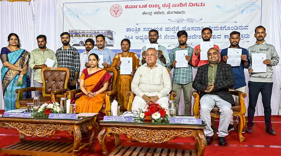 ಕೆಎಸ್‌ಆರ್‌ಟಿಸಿ ತಾಂತ್ರಿಕ ಸಹಾಯಕ ಹುದ್ದೆಗೆ ನೇಮಕವಾದ ಅಭ್ಯರ್ಥಿಗಳಿಗೆ ಆದೇಶ ಪತ್ರವನ್ನು ನೀಡಲಾಯಿತು. ನಿಗಮದ ನಿರ್ದೇಶಕಿ ಕೆ. ನಂದಿನಿದೇವಿ, ಸಾರಿಗೆ ಸಚಿವ ರಾಮಲಿಂಗಾರೆಡ್ಡಿ ಮತ್ತು ವ್ಯವಸ್ಥಾಪಕ ನಿರ್ದೇಶಕ ವಿ. ಅನ್ಬುಕುಮಾರ್ ಉಪಸ್ಥಿತರಿದ್ದರು.  ಪ್ರಜಾವಾಣಿ ಚಿತ್ರ