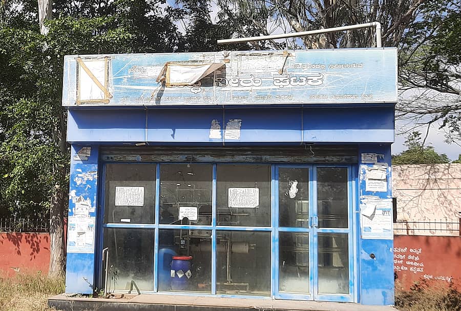 ಮಾಗಡಿ ಪಟ್ಟಣದ ಎನ್ಇಎಸ್ ಸರ್ಕಲ್ ಬಳಿ ಸಂಸದರ ನಿಧಿಯಿಂದ ಆರಂಭಿಸಿದ್ದ ಶುದ್ಧ ಕುಡಿಯುವ ನೀರಿನ ಘಟಕದ 6 ತಿಂಗಳಿಂದ ಕೆಟ್ಟು ನಿಂತಿದೆ.