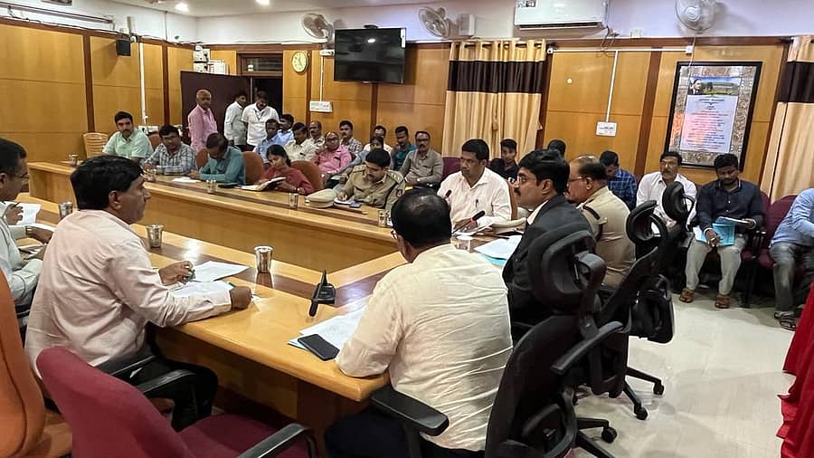 ದಾವಣಗೆರೆಯ ಜಿಲ್ಲಾಧಿಕಾರಿ ಕಚೇರಿ ಸಭಾಂಗಣದಲ್ಲಿ ಸಂತ ಸೇವಾಲಾಲ್ ಜಯಂತ್ಯುತ್ಸವದ ಪೂರ್ವಭಾವಿ ಸಭೆಯಲ್ಲಿ ಜಿಲ್ಲಾಧಿಕಾರಿ ಡಾ.ಎಂ.ವಿ.ವೆಂಕಟೇಶ್ ಮಾತನಾಡಿದರು.