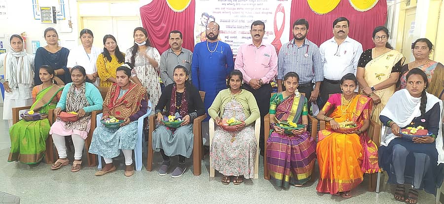ಅರಕಲಗೂಡು ಸರ್ಕಾರಿ ಆಸ್ಪತ್ರೆಯಲ್ಲಿ ಮಂಗಳವಾರ ಗರ್ಭಿಣಿ ಮಹಿಳೆಯರಿಗೆ ಸಾಮೂಹಿಕ ಸೀಮಂತ ಕಾರ್ಯ ನಡೆಸಲಾಯಿತು. ಡಾ ಸ್ವಾಮಿಗೌಡ, ಡಾ ಪೂರ್ಣಿಮಾ, ಡಾ ವಾಸ್ತವಿ, ಪರಶುರಾಮ್, ಪ್ರಕಾಶ್, ಪರಮೇಶ್ ಪಾಲ್ಗೊಂಡಿದ್ದರು.