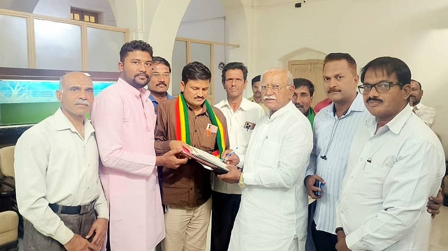 ಪ್ರತ್ಯೇಕ ಉತ್ತರ ಕರ್ನಾಟಕ ರಾಜ್ಯಕ್ಕಾಗಿ ಅಗ್ರಹಿಸಿ ಭಾನುವಾರ ಉತ್ತರ ಕರ್ನಾಟಕ ಹೋರಾಟ ಸಮಿತಿಯ ಪದಾಧಿಕಾರಿಗಳು ಸಂಸದ ರಮೇಶ ಜಿಗಜಿಣಗಿ ಅವರಿಗೆ ಮನವಿ ಸಲ್ಲಿಸಿದರು