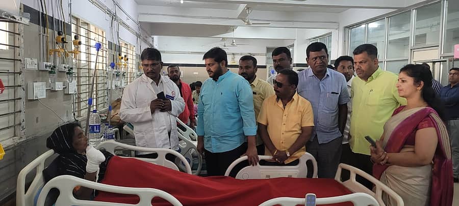 ಶಿವಮೊಗ್ಗದ ಮೆಗ್ಗಾನ್ ಆಸ್ಪತ್ರೆಗೆ ದಾಖಲಿಸಿದ್ದ ಗಾಯಾಳುಗಳ ಆರೋಗ್ಯವನ್ನು ಕಾಂಗ್ರೆಸ್ ಮುಖಂಡ ಎಚ್.ಸಿ.ಯೋಗೀಶ್ ವಿಚಾರಿಸಿದರು