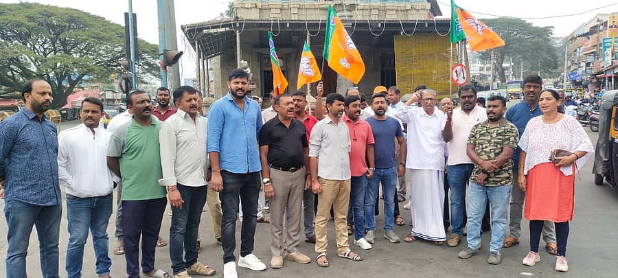 ಕುಶಾಲನಗರ ಬಿಜೆಪಿ ಕಾರ್ಯಕರ್ತರು ಹಿಂದೂ ಮುಖಂಡಮ ಬಂಧನ ಖಂಡಿಸಿ ಪ್ರತಿಭಟನೆ ನಡೆಸಲಾಯಿತು.