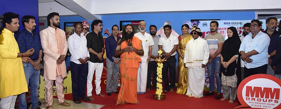 ಮಂಗಳೂರಿನ ಬಿಗ್ ಸಿನಿಮಾಸ್ನಲ್ಲಿ ‘ಮಿಸ್ಟರ್ ಮದಿಮಯೆ’ ತುಳು ಸಿನಿಮಾ ಬಿಡುಗಡೆ ಕಾರ್ಯಕ್ರಮದಲ್ಲಿ ಭಾಗವಹಿಸಿದ್ದ ಕಲಾವಿದರು, ಅತಿಥಿಗಳು