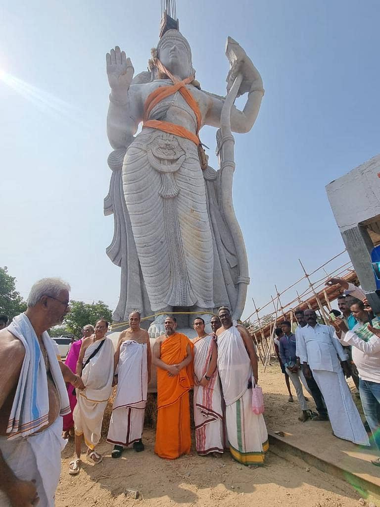 ಮಂತ್ರಾಲಯದ ಹೊರ ವಲಯದಲ್ಲಿ 36 ಅಡಿ ಎತ್ತರದ ಶ್ರೀ ಅಭಯರಾಮನ ಶಿಲಾ ಮೂರ್ತಿ ಪ್ರತಿಷ್ಠಾಪನೆ ಮಾಡಿದ ಸಂದರ್ಭದಲ್ಲಿ ಶ್ರೀ ಸುಬುಧೇಂದ್ರ ತೀರ್ಥರು, ಅಭಯರಾಮ ಸೇವಾ ಸಮಿತಿ ಅಧ್ಯಕ್ಷ ಕೃಷ್ಣ ಮೂರ್ತಿ, ಶಿಲ್ಪಕಾರ ಆಶೋಕ ಗುಡಿ ಉಪಸ್ಥಿತರಿದ್ದರು