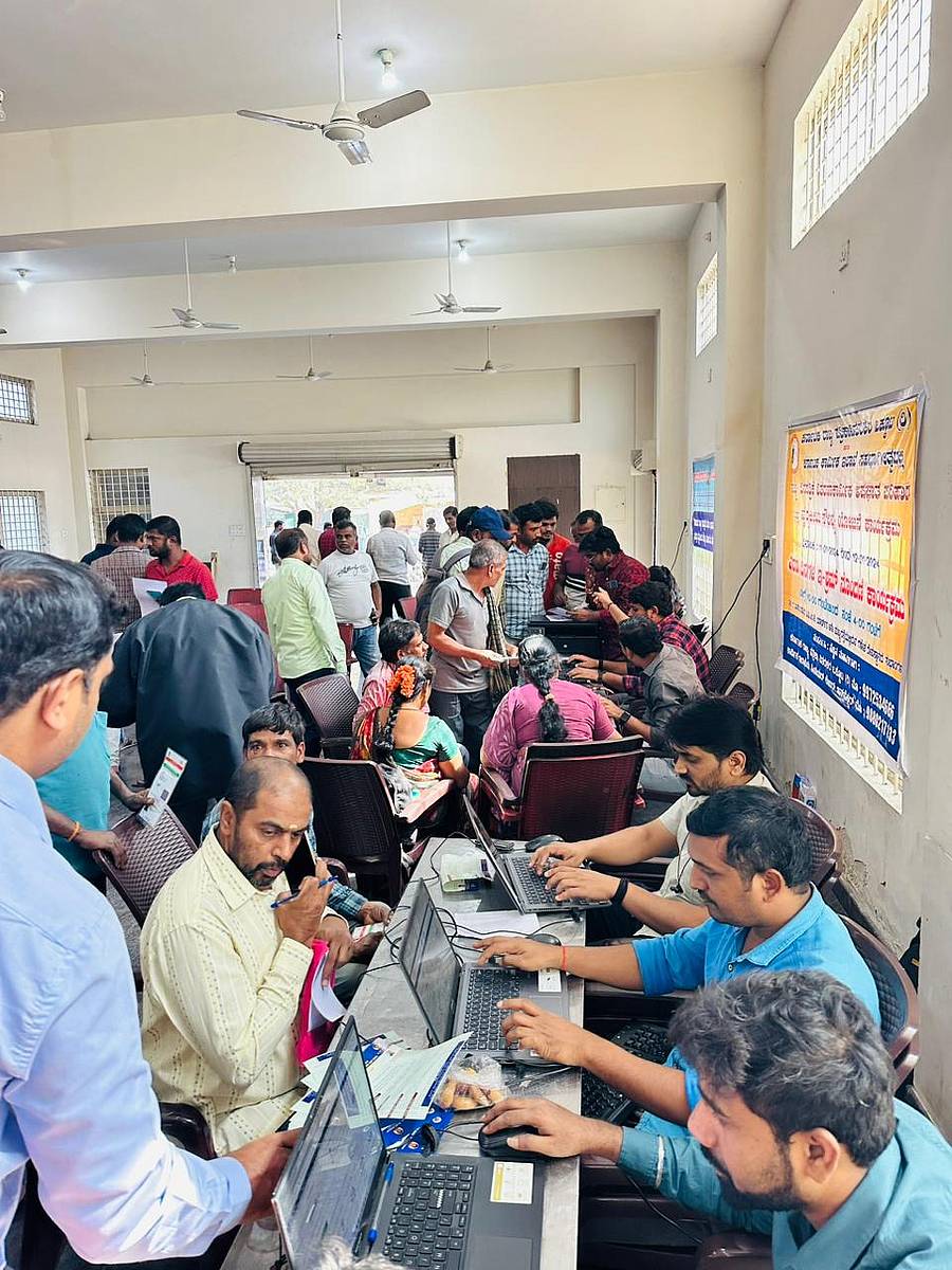 ಯಶವಂತಪುರದ ಎಪಿಎಂಸಿ ಯಾರ್ಡ್ ಸಭಾಂಗಣದಲ್ಲಿ ಗುರುವಾರ ನಡೆದ ಕಾರ್ಯಕ್ರಮದಲ್ಲಿ ಪತ್ರಿಕಾ ವಿತರಕರು ನೋಂದಣಿ ಮಾಡಿಸಿದರು.