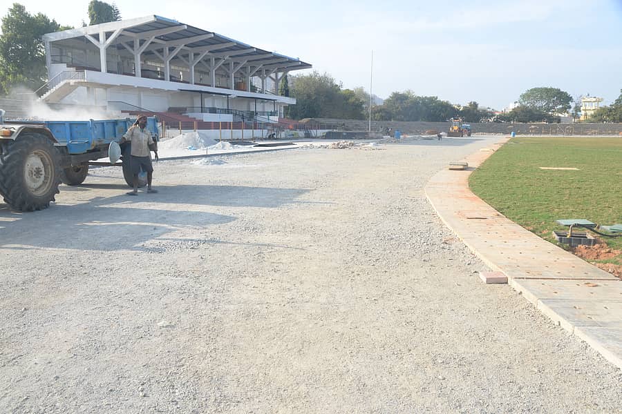 ಕೋಲಾರದ ಎಸ್ ಎಂ.ವಿಶ್ವೇಶ್ವರಯ್ಯ ಕ್ರೀಡಾಂಗಣದಲ್ಲಿ ಮಂದಗತಿಯಲ್ಲಿ ಸಾಗಿರುವ ಸಿಂಥೆಟಿಕ್ ಟ್ರ್ಯಾಕ್ ಅಳವಡಿಸುವ ಕಾಮಗಾರಿ