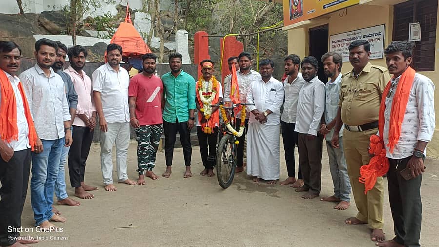 ಅಯೋಧ್ಯೆ ರಾಮಮಂದಿರಕ್ಕೆ ಸೈಕಲ್ ಜಾಥಾ ಆರಂಭಿಸಿದ ವಿಜಯಪುರ ಜಿಲ್ಲೆ ಬಾಗೇವಾಡಿ ತಾಲ್ಲೂಕಿನ ತಾಳೇವಾಡ ಗ್ರಾಮದ ಸುರೇಶ ಎಂಬ ಯುವಕ ಮಂಗಳವಾರ ಹನುಮನ ಜನ್ಮಸ್ಥಳ ಅಂಜನಾದ್ರಿ ಬೆಟ್ಟಕ್ಕೆ ಭೇಟಿ ನೀಡಿದ್ದು, ಹಿಂದೂ ಪರ ಸಂಘಟನೆಗಳ ಮುಖಂಡರು ಸ್ವಾಗತಮಾಡಿಕೊಂಡು ಆಂಜನೇಯನ ದರ್ಶನ ಮಾಡಿಸಿ ಮುಂದಿನ ಪಯಣಕ್ಕೆ ಶುಭಹಾರೈಸಿದರು.