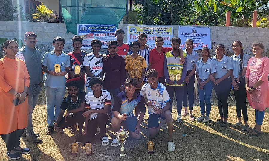 ವಿರಾಜಪೇಟೆಯ ಚಾಣಕ್ಯ ಕೋಚಿಂಗ್ ಸೆಂಟರ್ನ ಕ್ರೀಡಾ ದಿನಾಚರಣೆಯ ಅಂಗವಾಗಿ ಭಾನುವಾರ ನಡೆದ ಕ್ರೀಡಾಕೂಟದಲ್ಲಿ ಭಗತ್ ಸಿಂಗ್ ತಂಡವು ಸಮಗ್ರ ಪ್ರಶಸ್ತಿಯನ್ನು ಪಡೆದುಕೊಂಡಿತು.