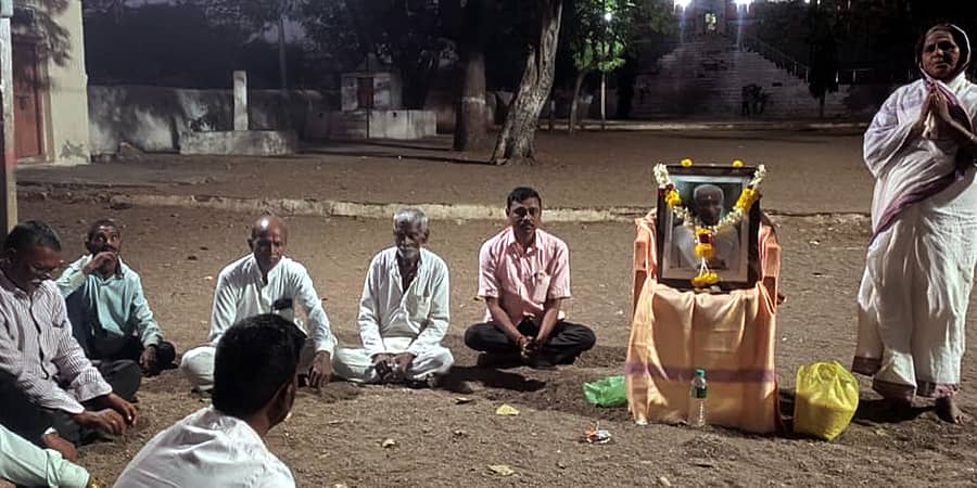 ಹುಣಸಗಿ ತಾಲ್ಲೂಕಿನ ಕೊಡೇಕಲ್ಲ ಗ್ರಾಮದ ಪ್ಯಾಟಿ ಬಸವೇಶ್ವರ ದೇವಸ್ಥಾನದ ಆವರಣದಲ್ಲಿ ಸಿದ್ದೇಶ್ವರ ಸ್ವಾಮಿಗಳ ನುಡಿ ನಮನ ಕಾರ್ಯಕ್ರಮ ನಡೆಯಿತು