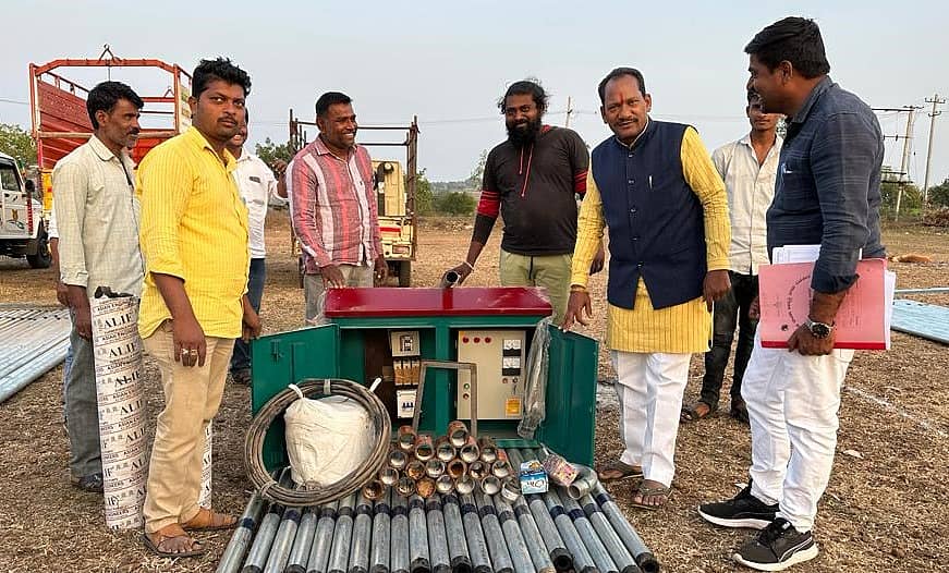 ಔರಾದ್ ತಾಲ್ಲೂಕಿನ ಬೋಂತಿ ತಾಂಡಾದಲ್ಲಿ ಶಾಸಕ ಪ್ರಭು ಚವಾಣ್ ಗಂಗಾ ಕಲ್ಯಾಣ ಯೋಜನೆ ಫಲಾನುಭವಿ ರೈತರಿಗೆ ಪಂಪಸೆಟ್‌ ಸಾಮಗ್ರಿ ವಿತರಿಸಿದರು