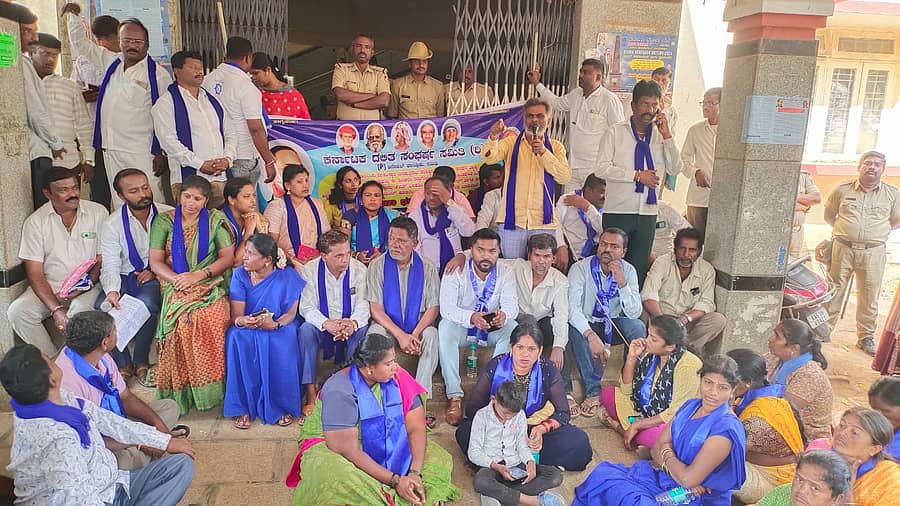 ಆನೇಕಲ್ ತಾಲ್ಲೂಕು ಕಚೇರಿ ಮುಂಭಾಗದಲ್ಲಿ ವಿವಿಧ ಬೇಡಿಕೆಗಳ ಈಡೇರಿಕೆಗೆ ಒತ್ತಾಯಿಸಿ ಕರ್ನಾಟಕ ದಲಿತ ಸಂಘರ್ಷ ಸಮಿತಿ(ಪರಿವರ್ತನಾ ವಾದ) ತಾಲ್ಲೂಕು ಸಮಿತಿಯ ಪದಾಧಿಕಾರಿಗಳು ಪ್ರತಿಭಟನೆ ನಡೆಸಿದರು