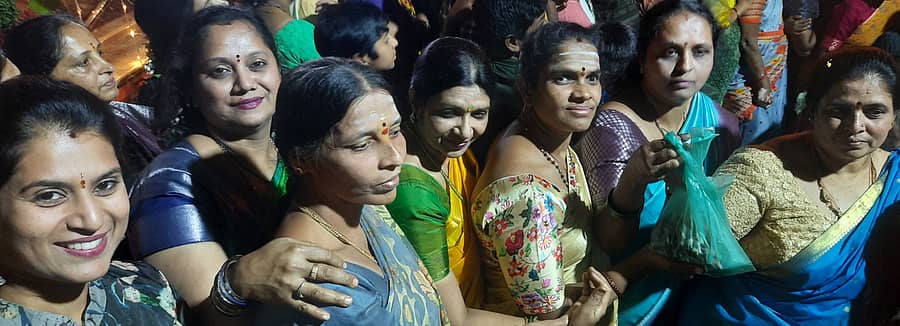 ಮಾಗಡಿ ಪಟ್ಟಣದ ಡ್ಯೂಮ್ಲೈಟ್ ಸರ್ಕಲ್ನಲ್ಲಿ ಸಂಕ್ರಾಂತಿ ಹಬ್ಬದ ಅಂಗವಾಗಿ ರೂ.1 ಕ್ಕೆ ಒಂದು ಸೇರು ಕಡೆಲೆಕಾಯಿ ಪಡೆದು ನಗೆಬೀರಿದ ಅಕ್ಕಮಹಾದೇವಿ ಬಳಗದ ಪದಾಧಿಕಾರಿಗಳು.