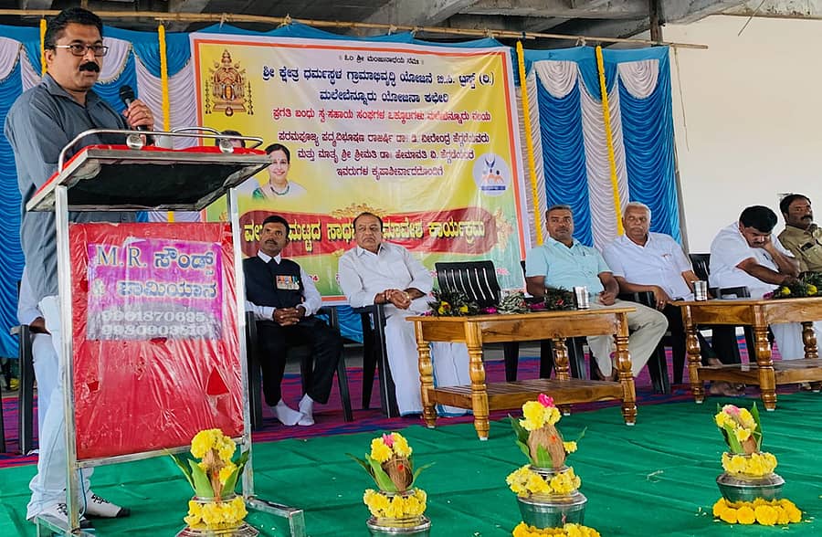 ಮಲೇಬೆನ್ನೂರು ಹೊರವಲಯದ ವೀರಭದ್ರೇಶ್ವರ ದೇವಾಲಯದ ಸಭಾಂಗಣದಲ್ಲಿ ಪ್ರಗತಿ ಬಂಧು ಸ್ವಸಹಾಯ ಸಂಘಗಳ ಒಕ್ಕೂಟದಿಂದ ಶನಿವಾರ ಹಮ್ಮಿಕೊಂಡಿದ್ದ ‘ವಲಯ ಮಟ್ಟದ ಸಾಧನಾ ಸಮಾವೇಶʼದಲ್ಲಿ ಪುರಸಭೆ ಮುಖ್ಯಾಧಿಕಾರಿ ಎ. ಸುರೇಶ್ ಮಾತನಾಡಿದರು