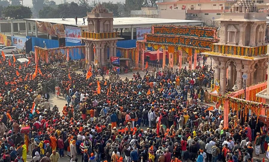 <div class="paragraphs"><p>ಅಯೋಧ್ಯೆಯ ರಾಮಮಂದಿರದ ಬಳಿ ಸೇರಿರುವ ಭಕ್ತರು</p></div>