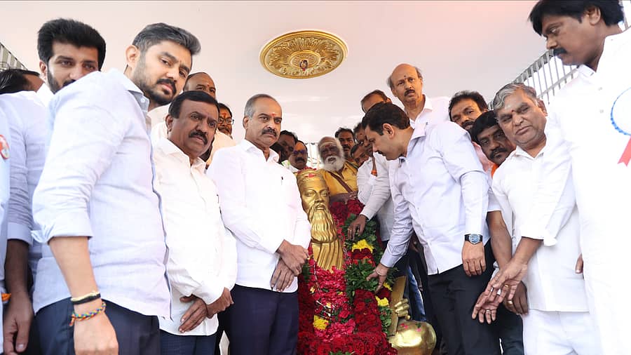 ಬಿಜೆಪಿ ರಾಜ್ಯ ಘಟಕದ ಅಧ್ಯಕ್ಷ ಬಿ.ವೈ.ವಿಜಯೇಂದ್ರ ಅವರು ತಿರುವಳ್ಳುವರ್ ಪ್ರತಿಮೆಗೆ ಪುಷ್ಪಾರ್ಪಣೆ ಮಾಡಿದರು. ಸಂಸದ ಪಿ.ಸಿ.ಮೋಹನ್, ಬೆಂಗಳೂರು ಕೇಂದ್ರ ಜಿಲ್ಲಾ ಘಟಕದ ಅಧ್ಯಕ್ಷ ಸಪ್ತಗಿರಿ ಗೌಡ, ಬೆಂಗಳೂರು ದಕ್ಷಿಣ ಜಿಲ್ಲಾ ಘಟಕದ ಅಧ್ಯಕ್ಷ ಕೆ.ಸಿ.ರಾಮಮೂರ್ತಿ ಪಾಲ್ಗೊಂಡಿದ್ದರು