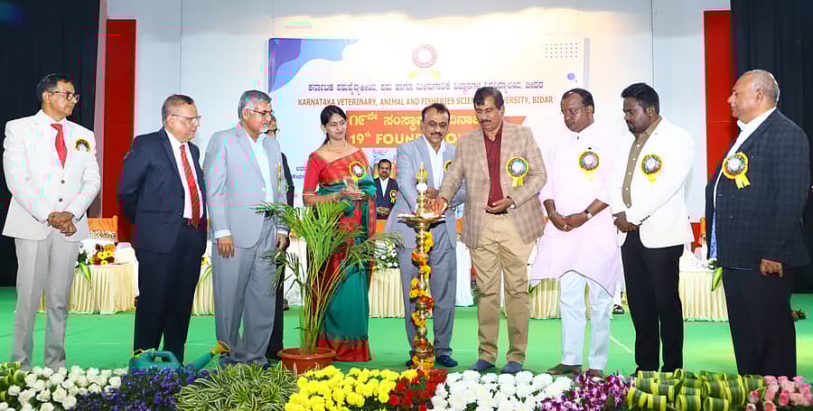 ಬೀದರ್ನಲ್ಲಿ ಬುಧವಾರ ಏರ್ಪಡಿಸಿದ್ದ ಪಶು ವೈದ್ಯಕೀಯ ವಿಶ್ವವಿದ್ಯಾಲಯದ ಸಂಸ್ಥಾಪನಾ ದಿನಾಚರಣೆಯನ್ನು ಜಿಲ್ಲಾಧಿಕಾರಿ ಗೋವಿಂದ ರೆಡ್ಡಿ ಹಾಗೂ ಗಣ್ಯರು ಉದ್ಘಾಟಿಸಿದರು