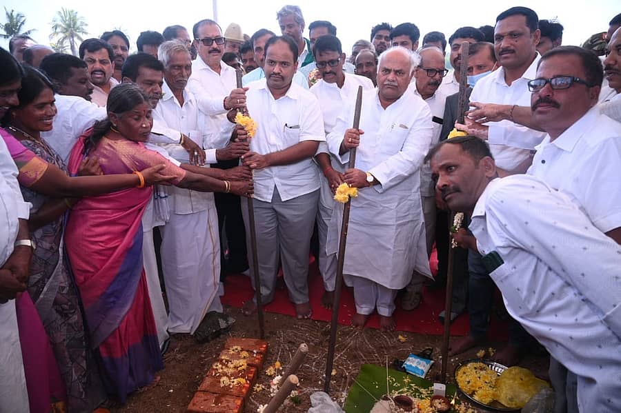 ಗುಂಡ್ಲುಪೇಟೆ ತಾಲ್ಲೂಕಿನ ಬೇಗೂರು ಉಪ ಮಾರುಕಟ್ಟೆ ಪ್ರಾಗಂಣದಲ್ಲಿ ಹತ್ತಿ ಮಾರುಕಟ್ಟೆ ನಿರ್ಮಾಣ ಕಾಮಗಾರಿಗೆ ಜವಳಿ, ಕಬ್ಬು ಅಭಿವೃದ್ಧಿ ಮತ್ತು ಸಕ್ಕರೆ ಹಾಗೂ ಮಾರುಕಟ್ಟೆ ಸಚಿವ ಶಿವಾನಂದ ಎಸ್.ಪಾಟೀಲ್ ಹಾಗೂ ಶಾಸಕ ಎಚ್.ಎಂ.ಗಣೇಶಪ್ರಸಾದ್ ಭೂಮಿ ಪೂಜೆ ನೆರವೇರಿಸಿದರು.